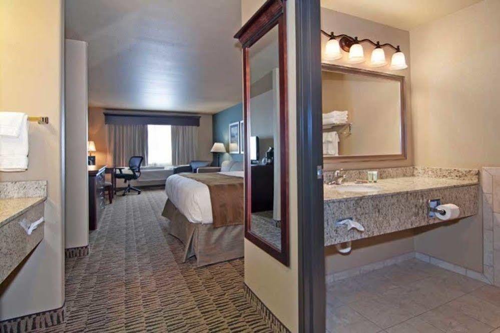 The Watford Hotel Watford City Exterior foto